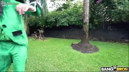 Sexy latina Rose Monroe bouncing her booty and rides a hard cock on saint Patrick's day